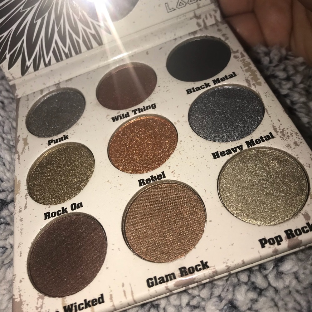 Metallic eye shadow pallet